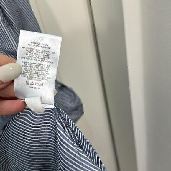 Express Women Shirt Navy White Vertical Striped Button Up Roll Sleeve Size XS TP - Picture 4 of 6